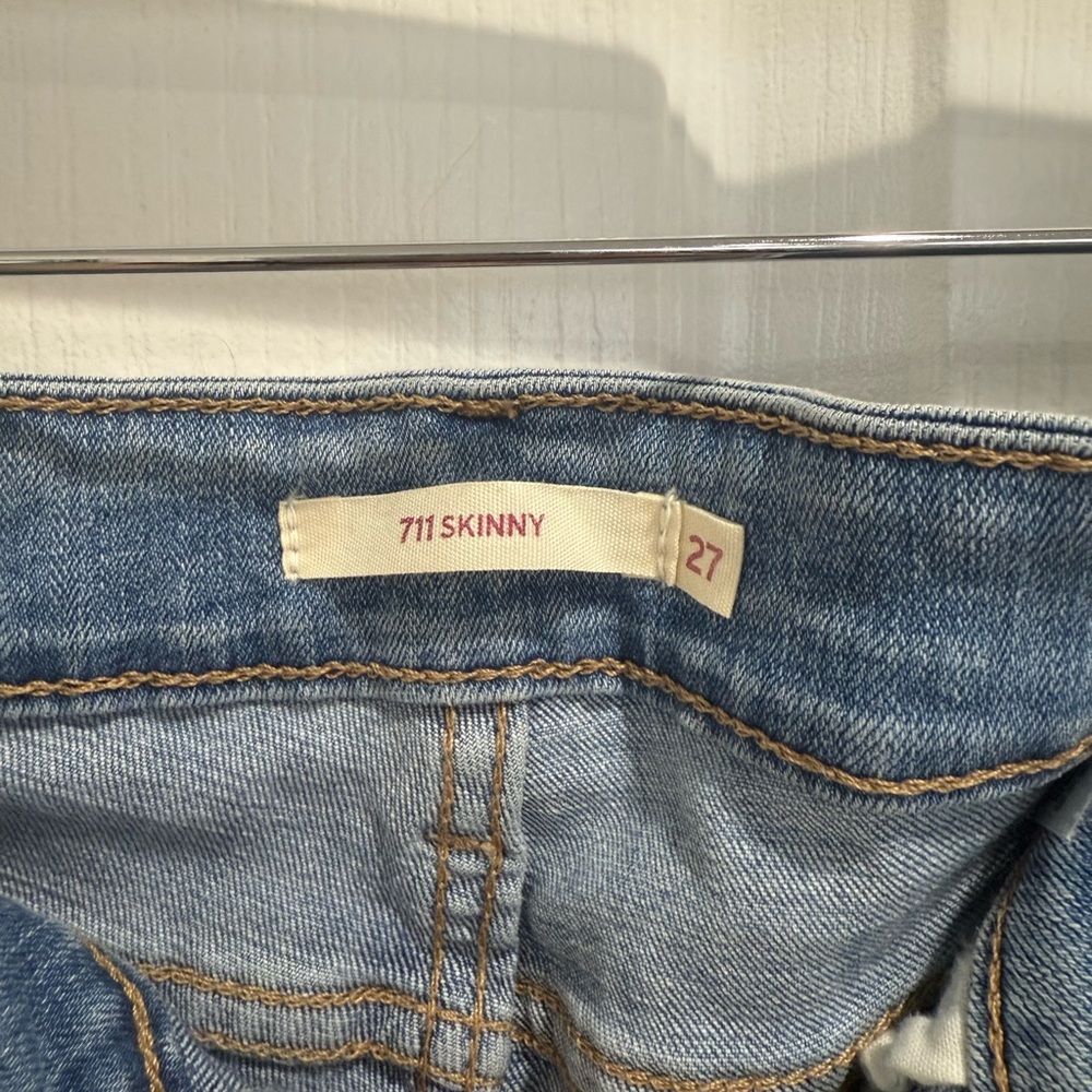 Distressed Levi’s 711 Skinny Light Blue Women's Jeans - Picture 3 of 3